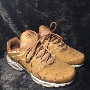 Tan Nike air max